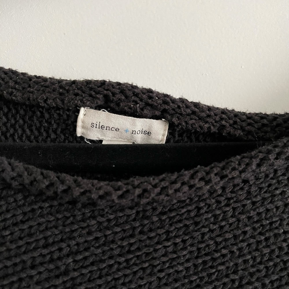 Silence + Noise crop off the shoulder shirt - Picture 3 of 3